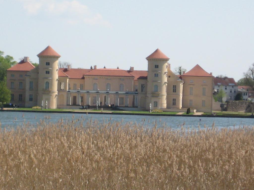 Schloss-Und Seeblick Apartment Райнсберг Екстериор снимка